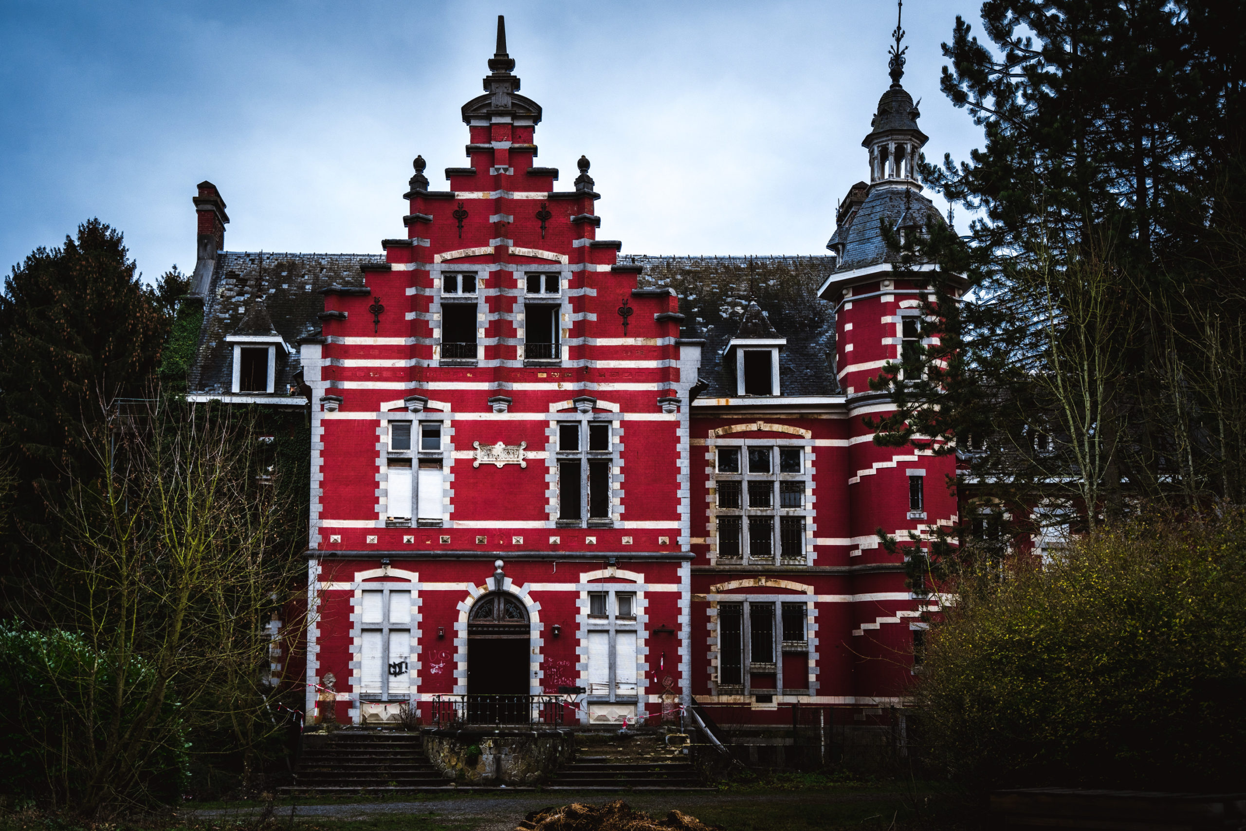 https://urbexvision.com/wp-content/uploads/2020/06/CHATEAU-ROUGE-00007-scaled.jpg